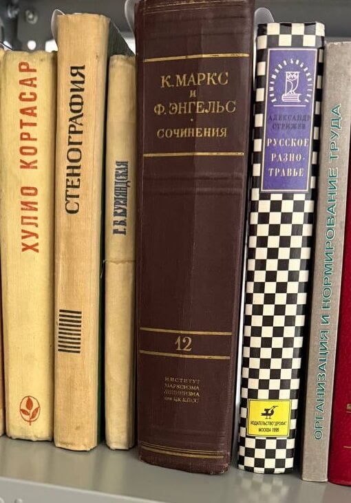 Фотографии книг на складе