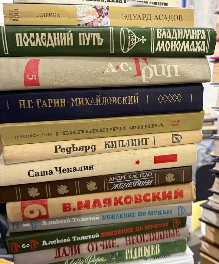 Фотографии книг на складе