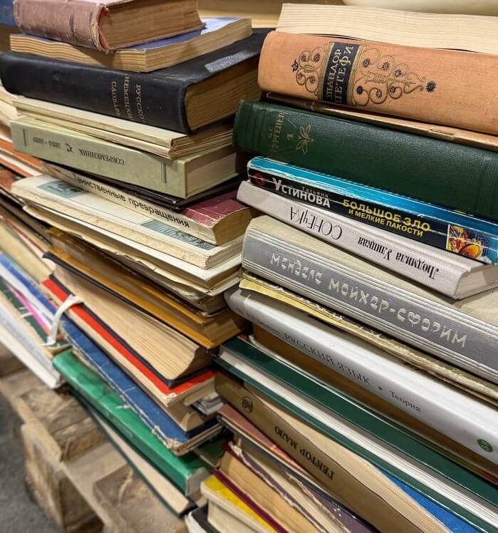 Фотографии книг на складе