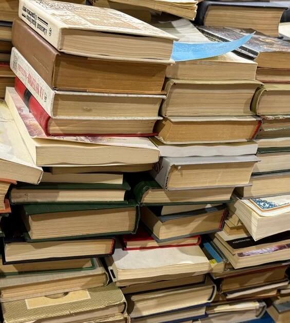 Фотографии книг на складе